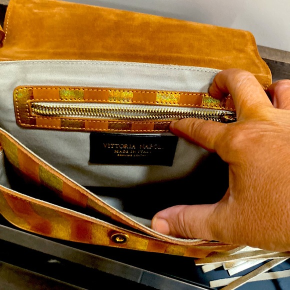 Vittoria Napoli. Made in Italy, genuine leather.Long adjustable strap. - Picture 3 of 4